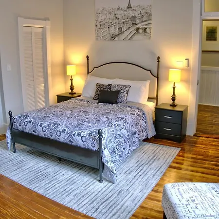 2 Bedroom Newly Renovated Townhome In Historic Savannah